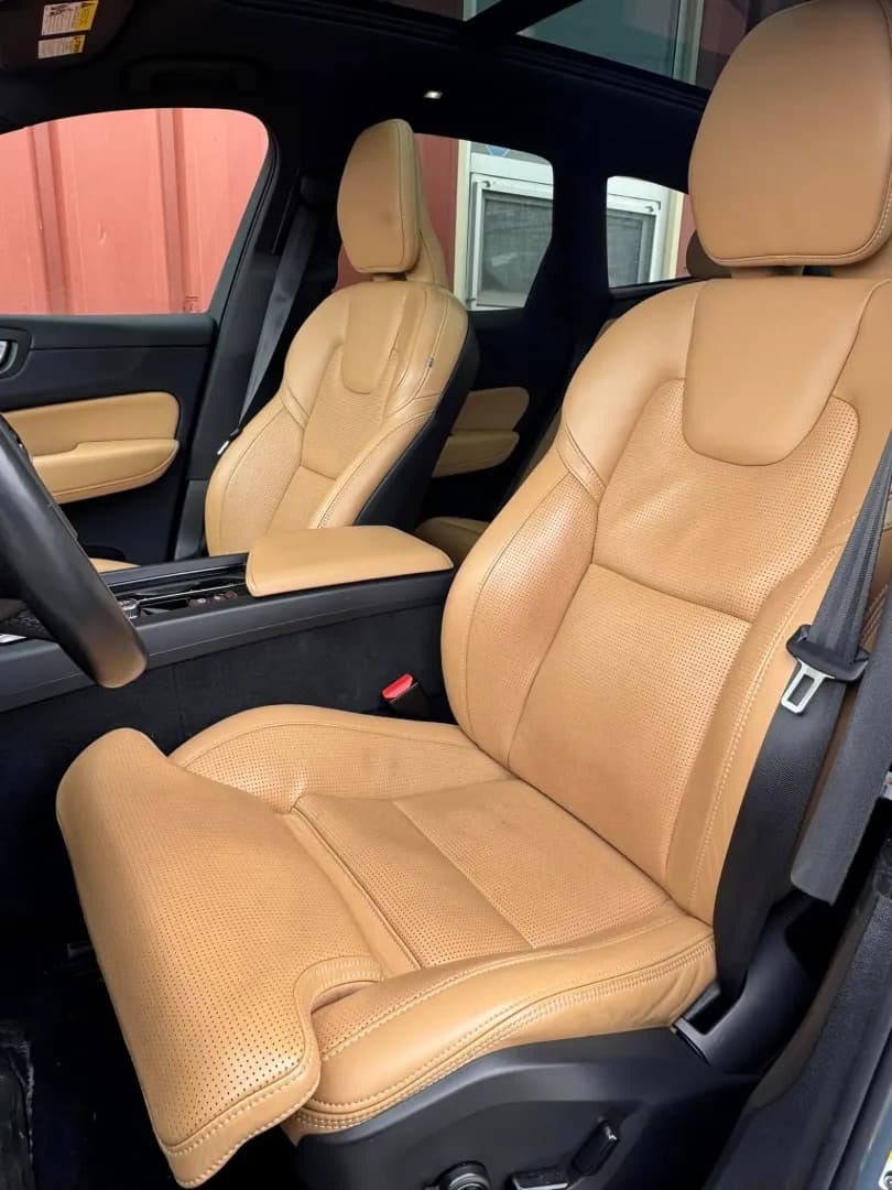 2022 VOLVO XC60 - Image 4